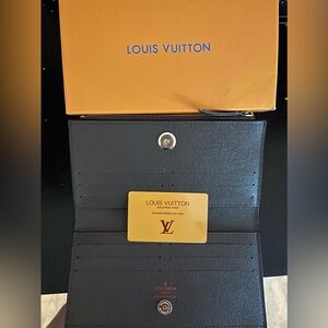 Louis Vuitton hand clutch never used in great condition